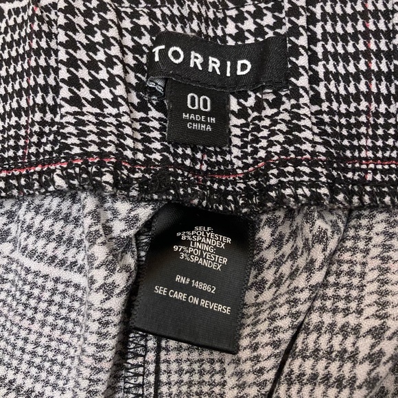 Torrid Plaid Pull On Tapered Leg Dress Pants, Black & White, Women’s Size 00 - Picture 2 of 8